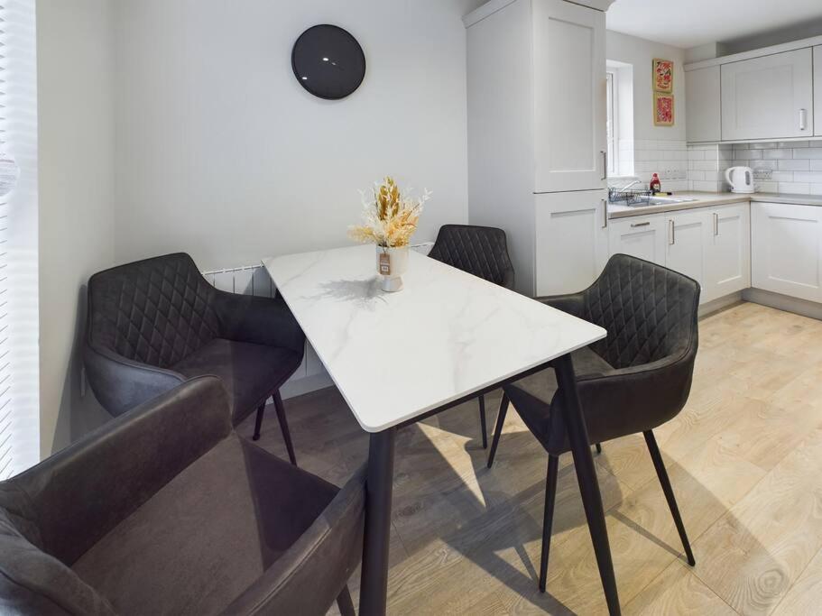 Contemporary 2-Bedroom Apartment Белфаст Екстериор снимка